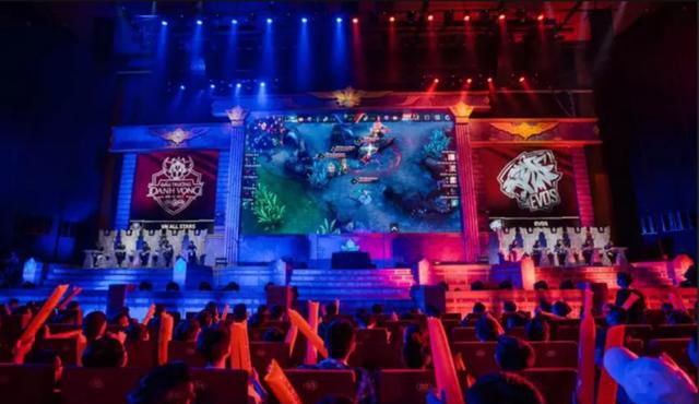 轻的中场球 轻的中场球